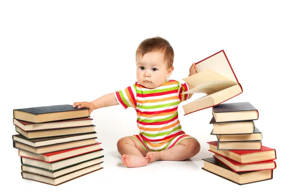 A criança e uma pilha de livros — Fotografia de Stock