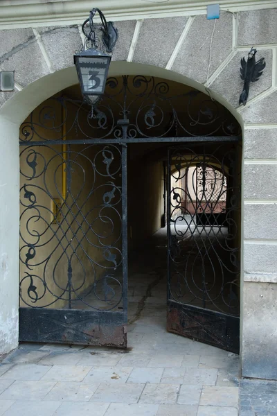 Régi bérház a Sandomierzben levő kapu — Stock Fotó