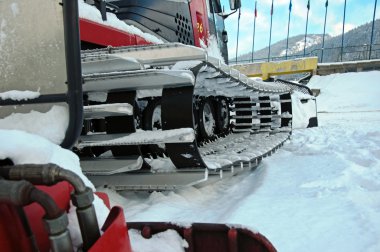 Kırmızı snowgroomer