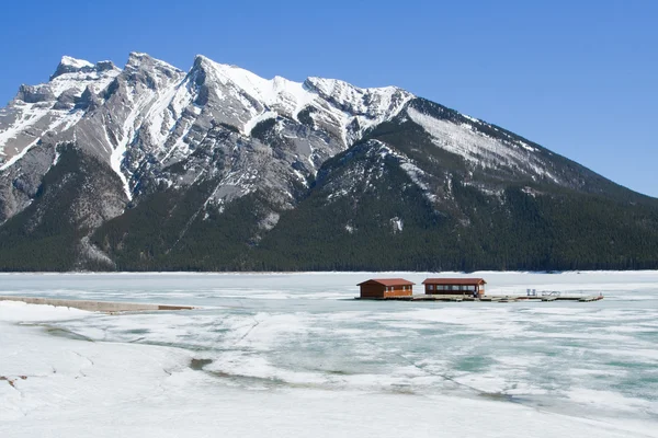 Winter landscape with Lake Minnewanka and Canadian Rockies, Banff NP — Stock Photo, Image