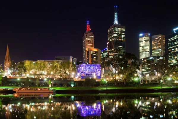 在晚上与反射在亚拉河，澳大利亚墨尔本 — 图库照片