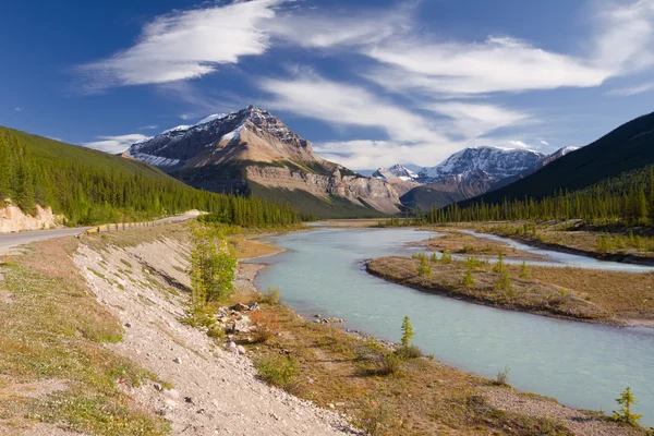 Kanadische Landschaft mit Fluss, Bergen und bewölktem Himmel — Stockfoto