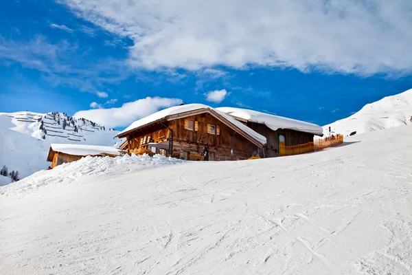 在雪中的房子。阿尔卑斯山，mayrhofen，奥地利 — 图库照片