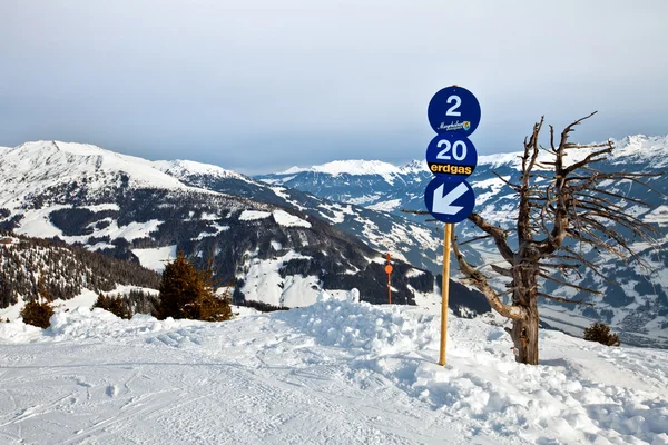 蓝色滑雪路线 — 图库照片