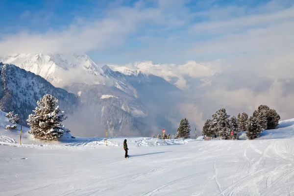Сноубордист в горах — стоковое фото