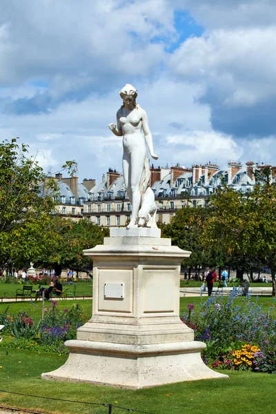 Marble statue(nymphe) and ferriw whell in Tuileries garden, Pari — Stock Photo, Image