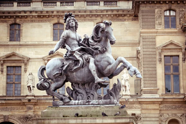 Jezdecká socha krále Ludvíka xiv v muzeu louvre, Paříž, fra — Stock fotografie