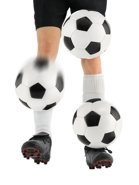 Malabares tres pelotas de fútbol con los pies — Foto de Stock