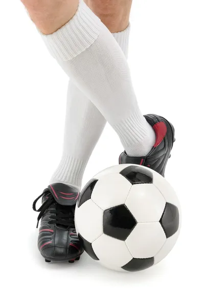 Pies de jugador de fútbol con la pelota — Foto de Stock