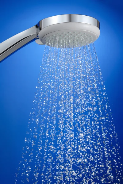 Sprchu, ostré kapky na modrém pozadí — Stock fotografie