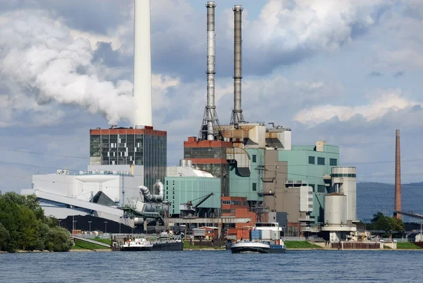 川の横にある大規模な発電所 — ストック写真