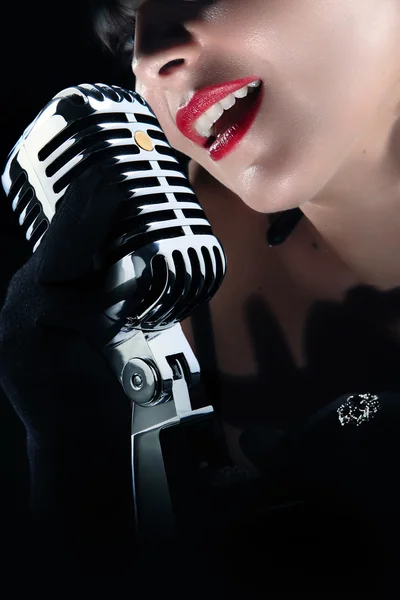 Kobieta śpiewa w vintage mikrofon — Zdjęcie stockowe