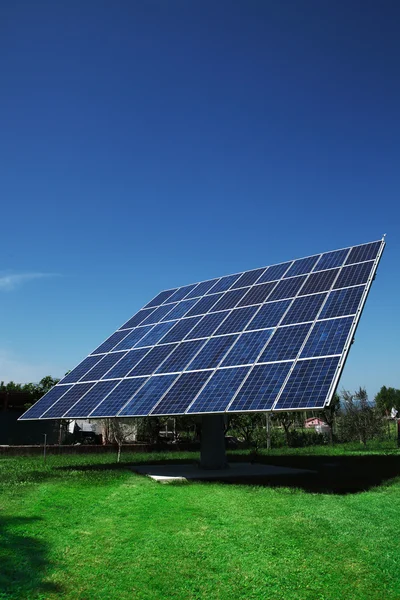 Painel fotovoltaico montado — Fotografia de Stock