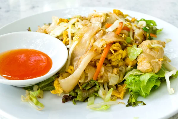 Тайский стиль лапши с овощами и курицей — стоковое фото