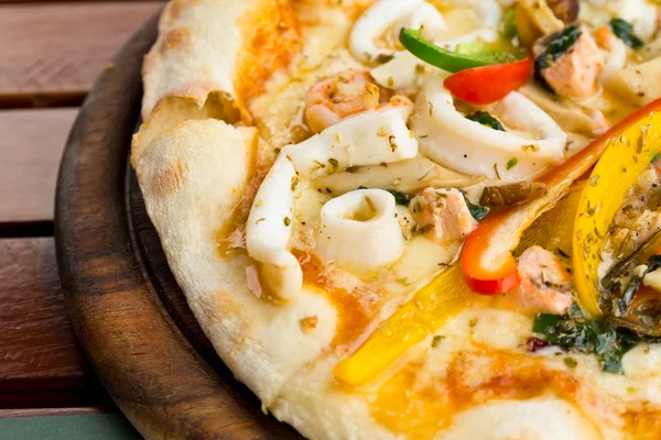 Fechar deliciosa pizza com frutos do mar — Fotografia de Stock