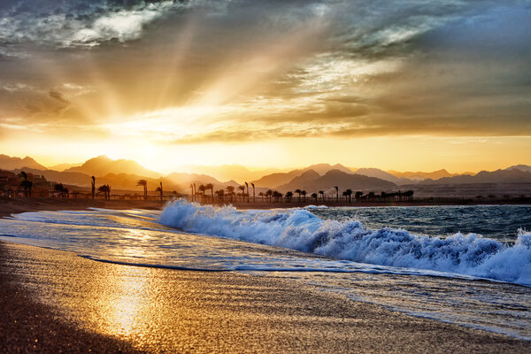 Закат и море
