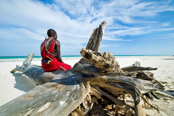 Maasai sitter vid havet — Stockfoto