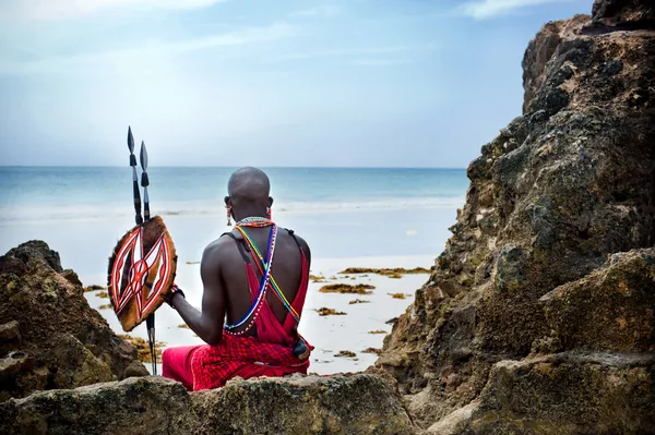 Maasai sitter vid havet — Stockfoto