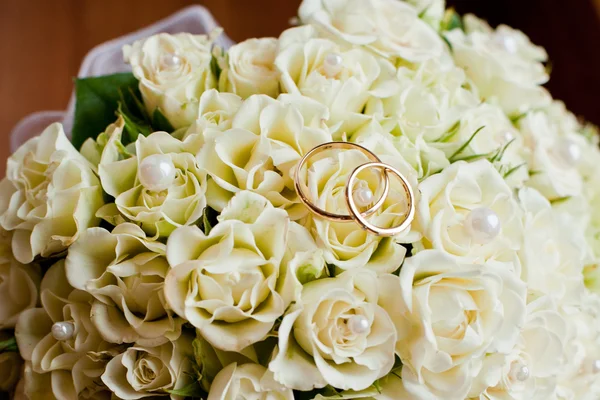 結婚指輪と花 — ストック写真
