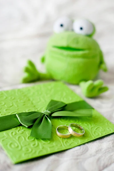 Invitación a la boda y anillos —  Fotos de Stock