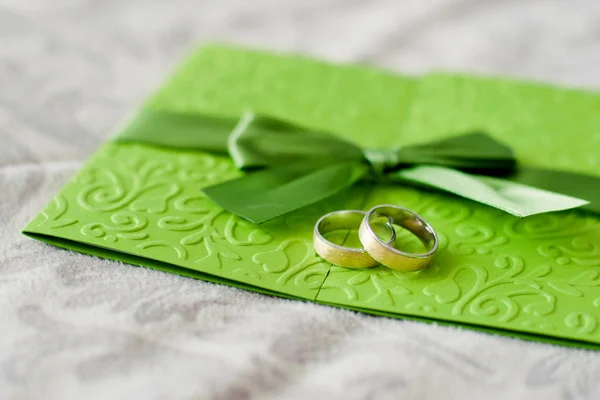 Invitación a la boda y anillos —  Fotos de Stock