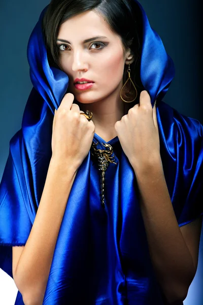 Chica joven en un vestido azul —  Fotos de Stock