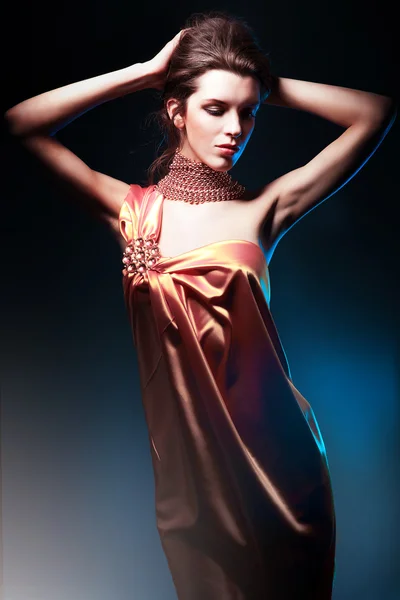 Vacker kvinna i lång klänning med smycken — Stockfoto
