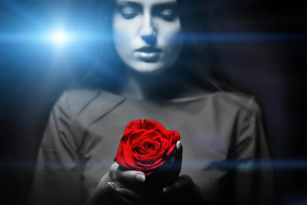 Дуже гарна жінка з трояндою — стокове фото