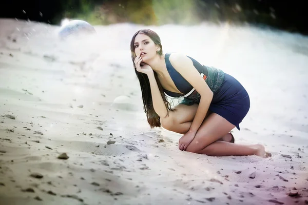 Sexuální žena v modrých šatech na kosmické plážový písek — Stock fotografie