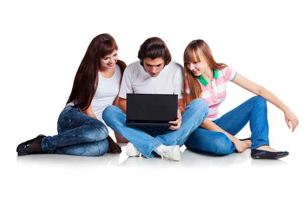 Студенты сидят с ноутбуком — стоковое фото