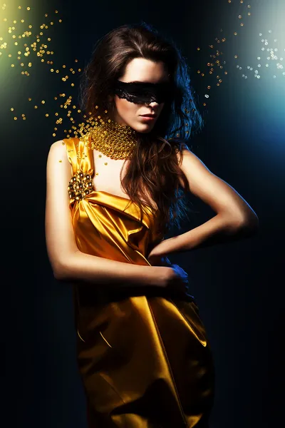 Frau in langem gelben Kleid und Schmuck mit verbundenen Augen — Stockfoto