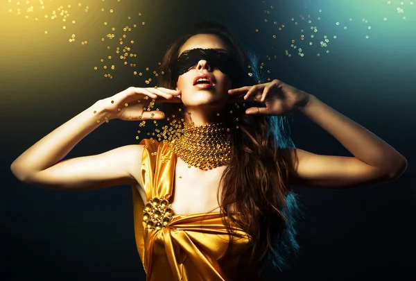 Femme en robe jaune et masque avec bijoux — Photo