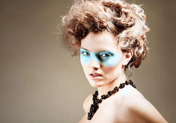 Krásná dívka s modrýma očima make-up a šperky — Stock fotografie