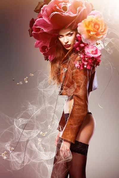Belle femme de fleur sexy érotique en veste et fleurs — Photo