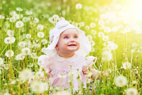 Funny little girl on the field — Stock Photo, Image