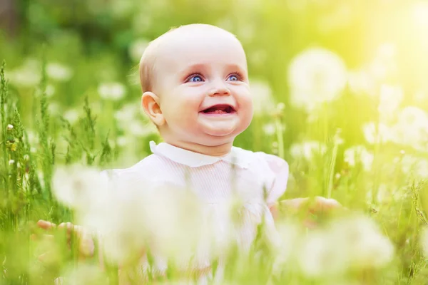 Zadowolony ładny dziecko na polu — Zdjęcie stockowe