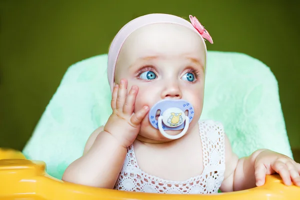 Pequena criança bonita com manequim do bebê na boca — Fotografia de Stock