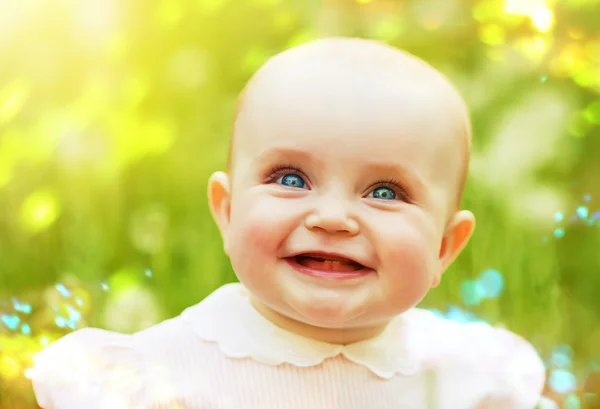 Bambino sorridente sul campo — Foto Stock