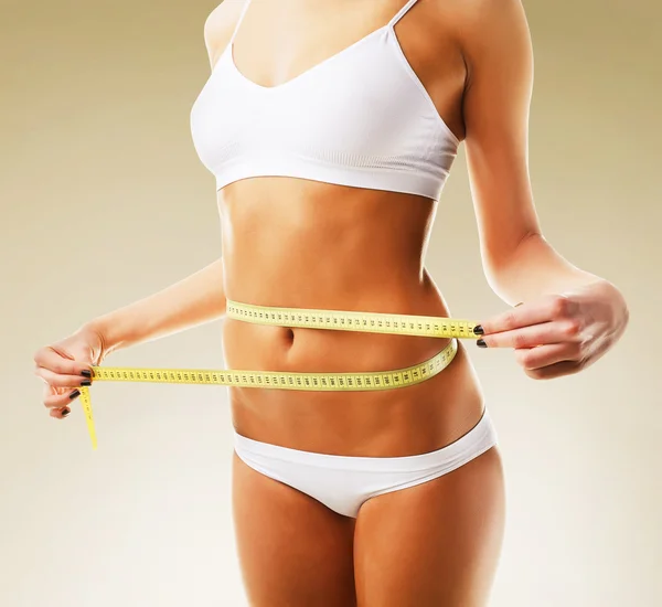 Mutlu bir kadın sonra ölçü ile kilo kaybı — Stok fotoğraf