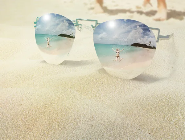 The vacation reflection in the mirror glasses on the beach — Stock Photo, Image
