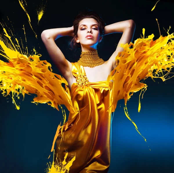 Nő a sárga ruhát és maszkot ékszerek Jogdíjmentes Stock Képek