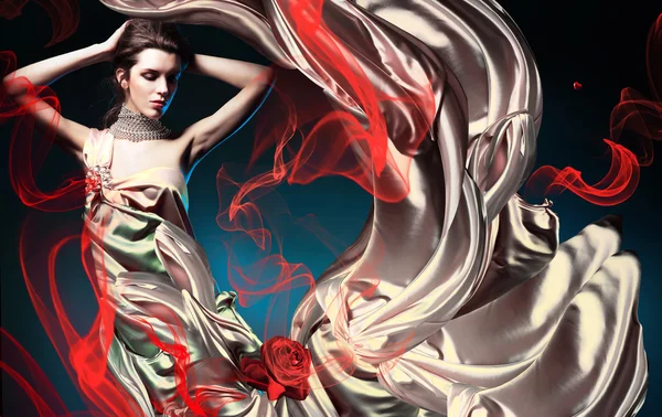 Vacker kvinna i långa fairy klänning och röda abstrakt — Stockfoto