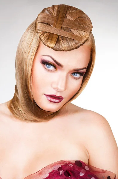 Blond vacker kvinna med blå ögon och hår runt halsen — Stockfoto