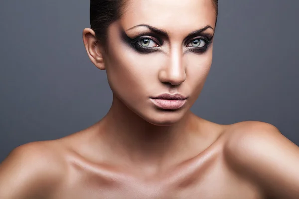 Close up ritratto di attraente calma sexy bruna donna — Foto Stock
