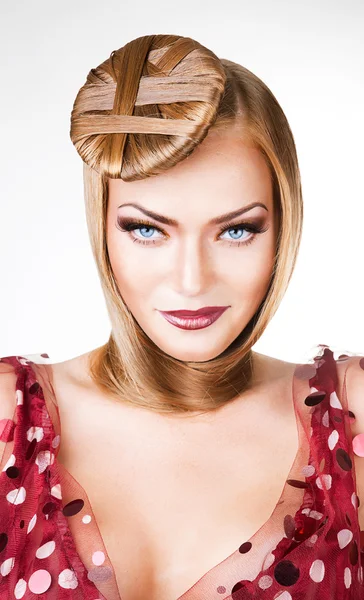 Portret van aantrekkelijke sexy blonde vrouw close-up — Stockfoto