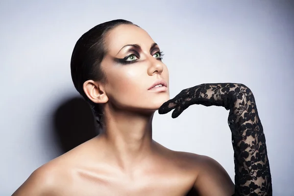 Nahaufnahme Porträt einer brünetten sexy Frau mit schwarzem Handschuh — Stockfoto