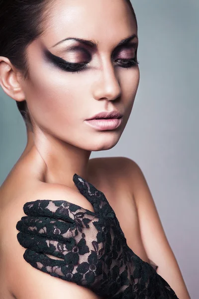 Gros plan portrait de passion brunette femme en gant noir — Photo