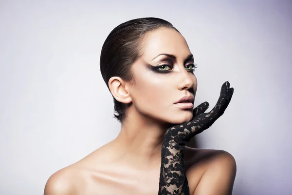 Nahaufnahme Porträt einer sexy brünetten Frau mit Handschuh — Stockfoto