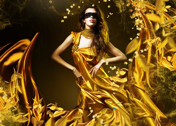 Femme adulte sensuelle en tissu doré et masque avec feuilles — Photo