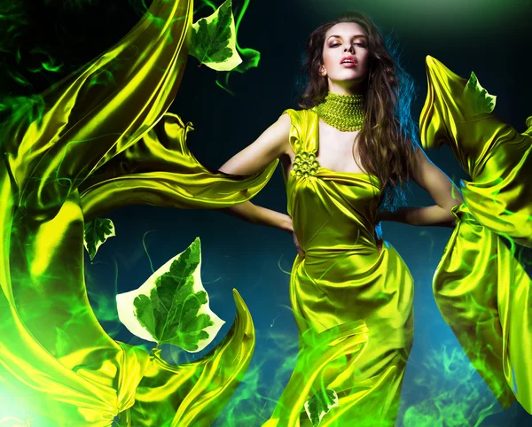 Seksi güzel kadın yeşil kumaş ve yaprakları — Stok fotoğraf